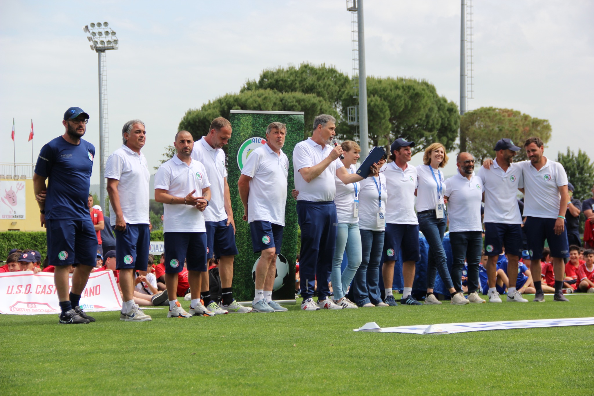 Staff AIC Junior riunito sul campo durante un evento formativo