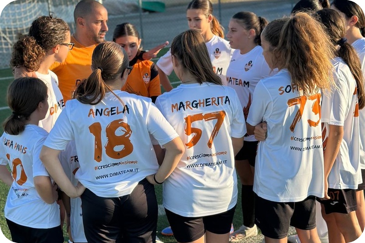 Ragazze Dimateam festeggiano insieme