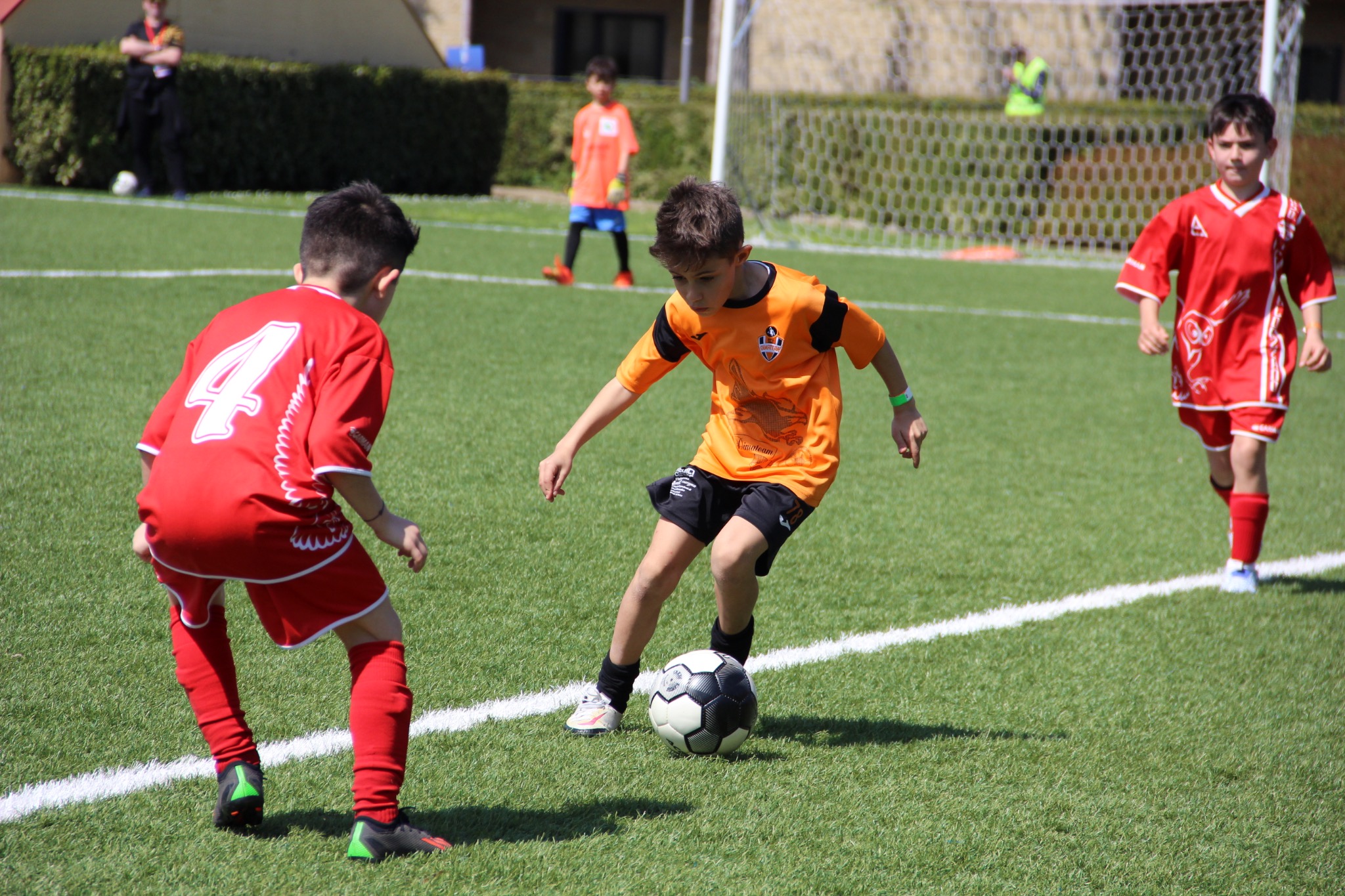 Confronto uno contro uno durante una partita giovanile