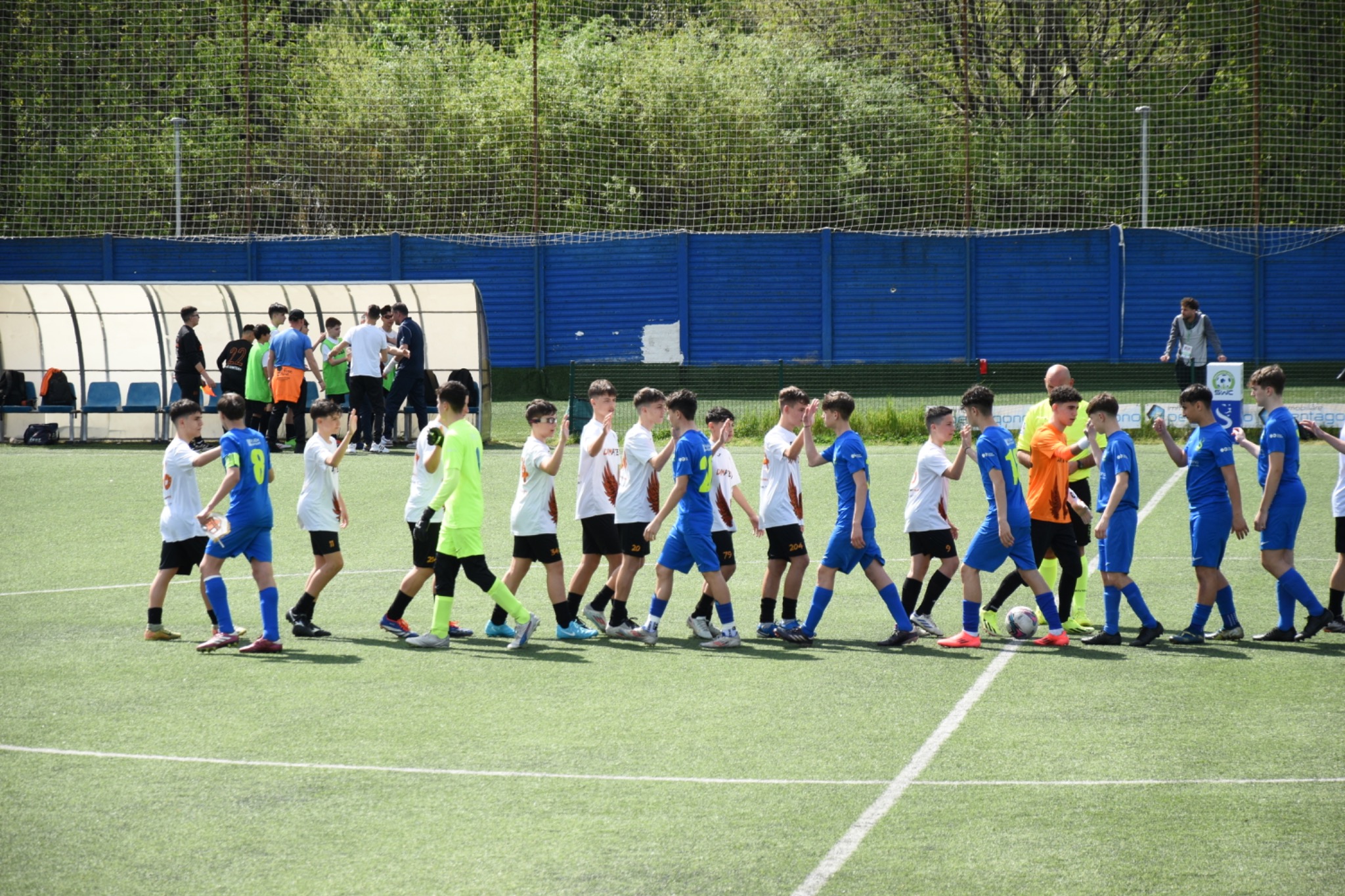 Giovani calciatori si salutano al termine della partita