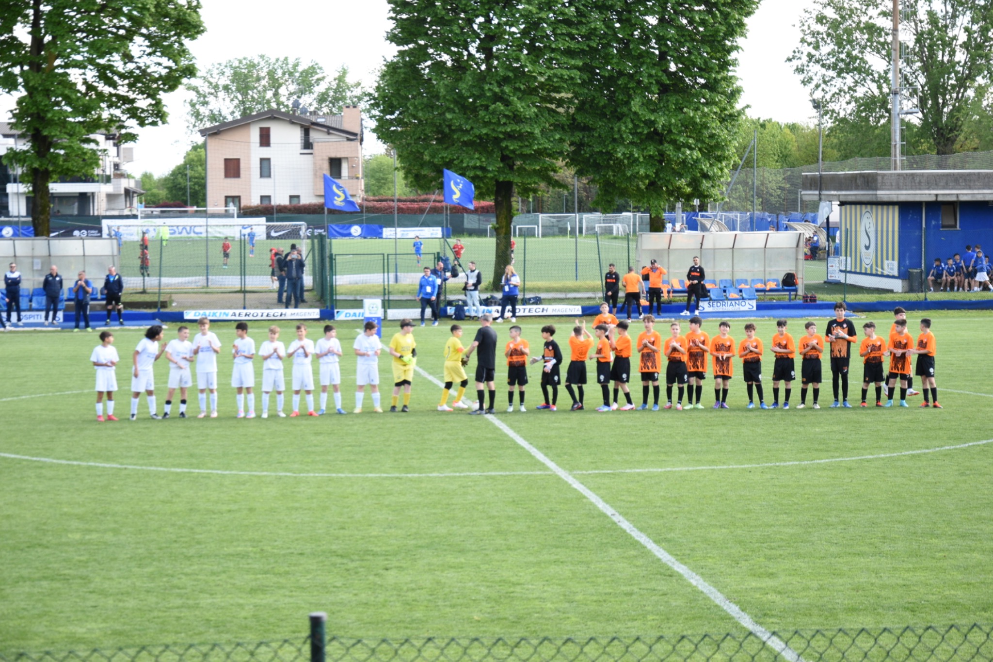 Squadra giovanile Dimateam schierata a centrocampo prima della partita